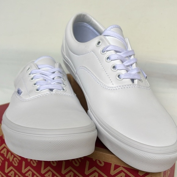 Vans Men’s Era Classic Tumble)Truewhite
VN0A38FRODJ
Sneakers - Picture 11 of 16
